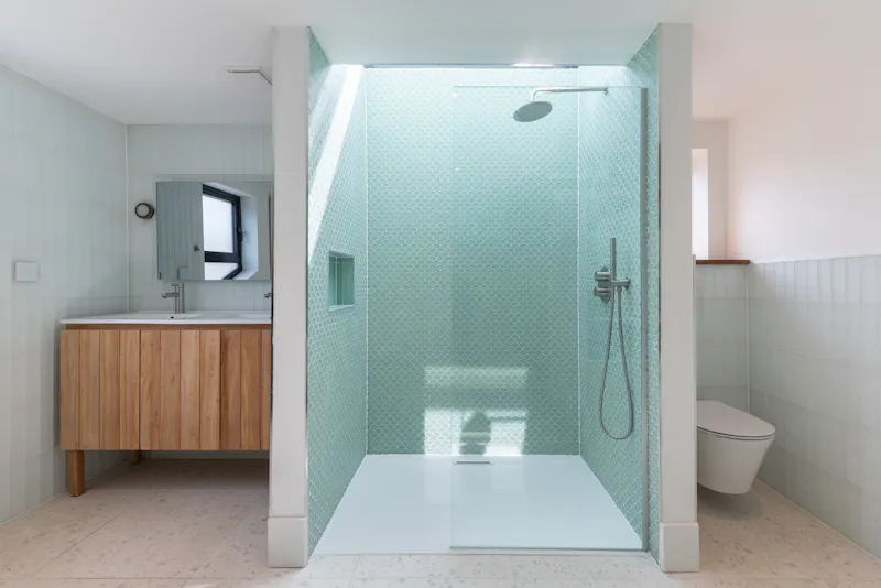 Shower at Dark & modern Walthamstow home, E519 (photo 16)