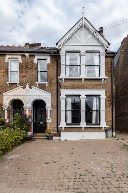 Dark & modern Walthamstow home, E519