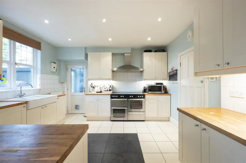Kitchen at Spacious 1920's house Kingston, E517 (photo 8)