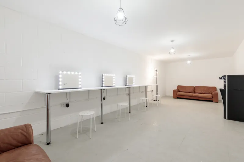 Drive-in Wembley studio , N541 (photo 8)