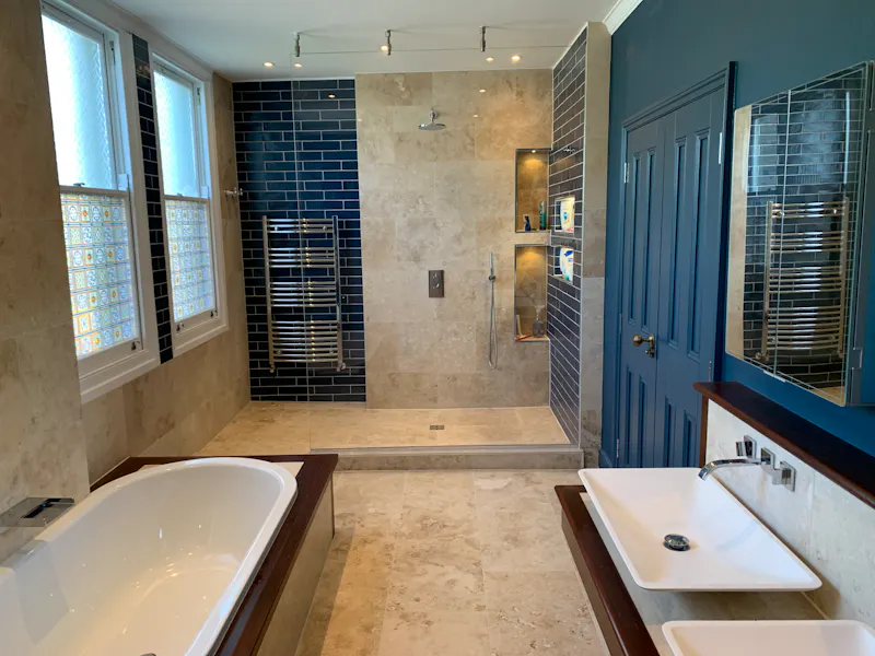 Bath at Friern Park Family House, B2019 (photo 11)
