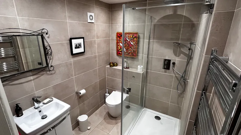 Shower at Mill Hill Cul-de-sac house, D2718 (photo 20)