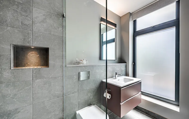 Shower at  Cobham Pool House, K486 (photo 14)