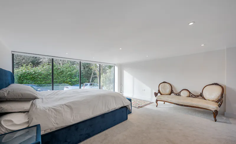 Bedroom at Sleek modern Dulwich house, D2721 (photo 20)