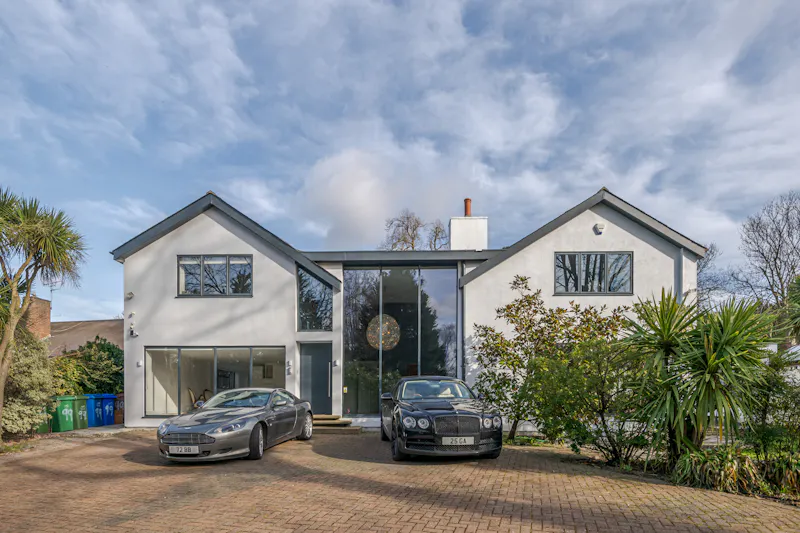 Driveway at Sleek modern Dulwich house, D2721 (photo 1)