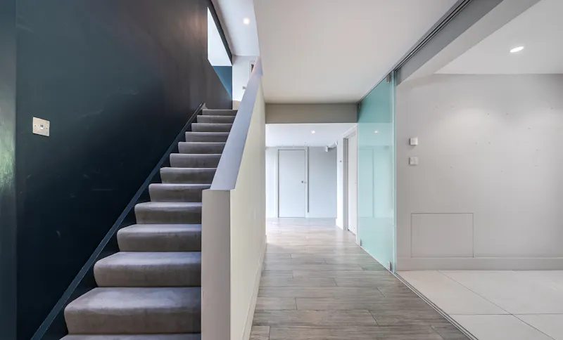 Staircase at Sleek modern Dulwich house, D2721 (photo 34)