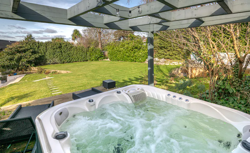 Jacuzzi at Sleek modern Dulwich house, D2721 (photo 40)