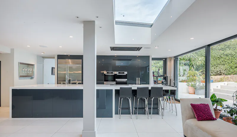 Kitchen at Sleek modern Dulwich house, D2721 (photo 10)