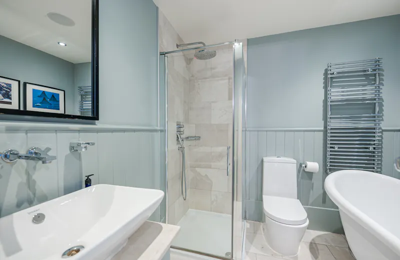 Bathroom at Sophisticated Clapham house, E382 (photo 36)
