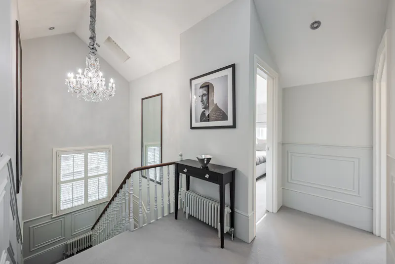 Landing at Sophisticated Clapham house, E382 (photo 30)