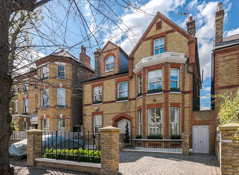 Driveway at Sophisticated Clapham house, E382 (photo 39)