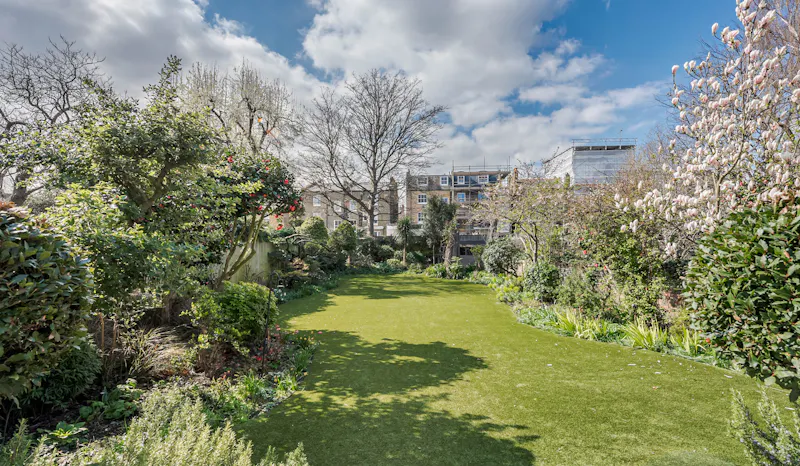 Garden at Sophisticated Clapham house, E382 (photo 37)