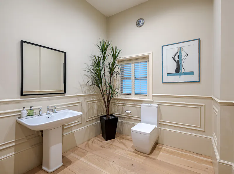 Bathroom at Sophisticated Clapham house, E382 (photo 12)