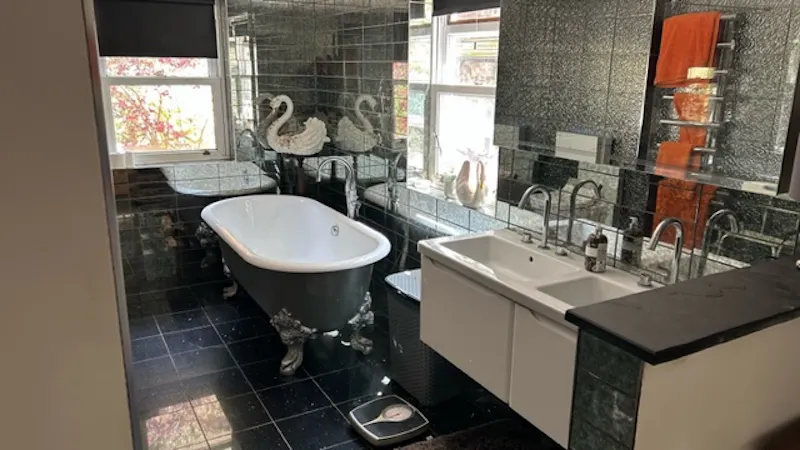 Bathroom at Palladian lodge in Longcross, A1187 (photo 10)