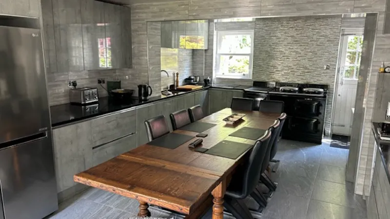 Kitchen at Palladian lodge in Longcross, A1187 (photo 7)