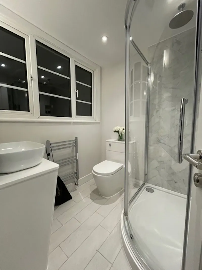 Bathroom at Modern 4 bed house Camberley, D2723 (photo 21)
