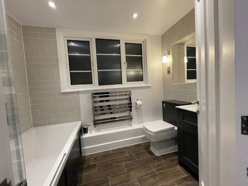 Bathroom at Modern 4 bed house Camberley, D2723 (photo 23)