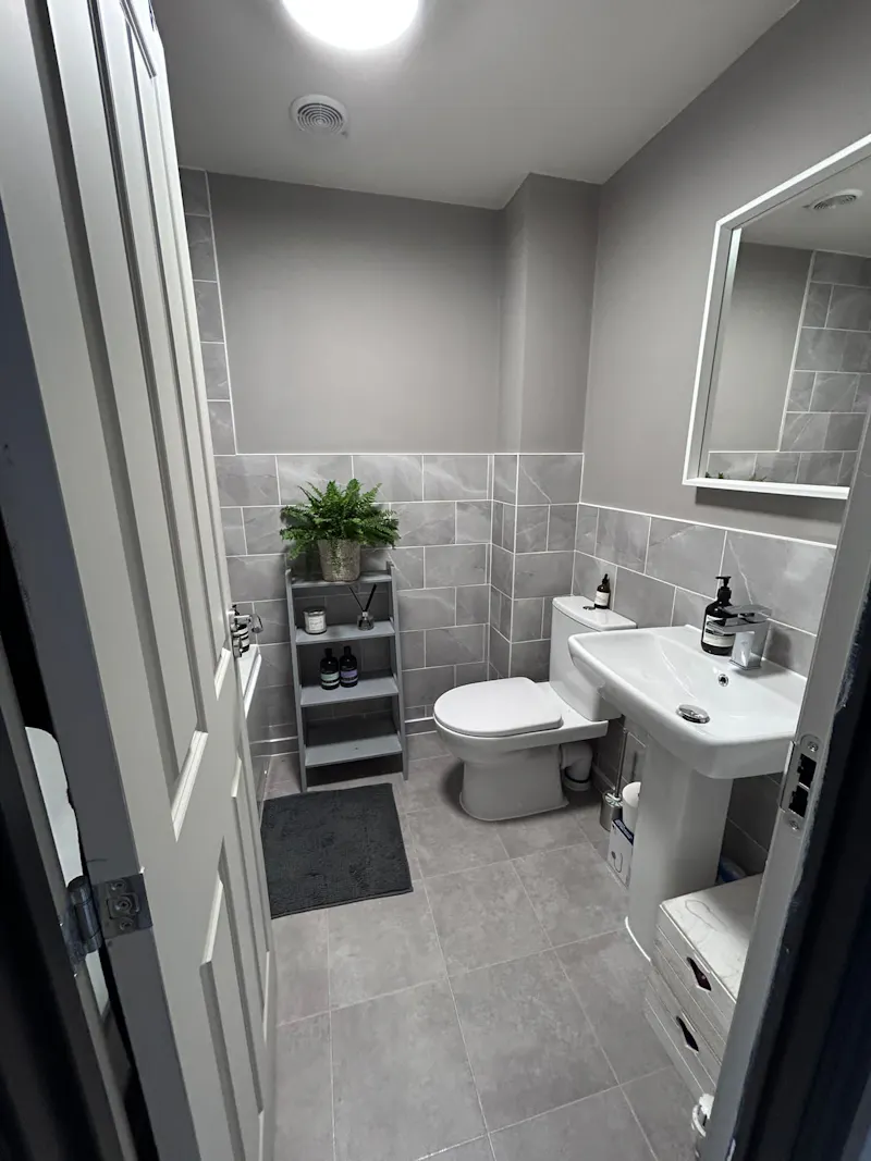 Bathroom at Harlow modern family home, D2725 (photo 19)
