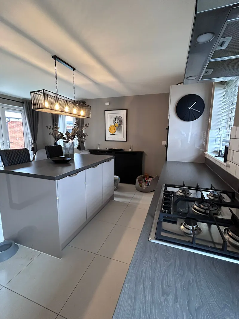 Kitchen at Harlow modern family home, D2725 (photo 10)