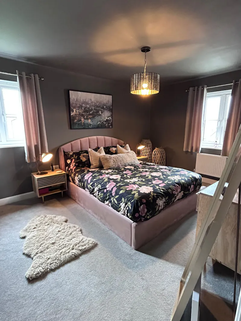 Bedroom at Harlow modern family home, D2725 (photo 15)