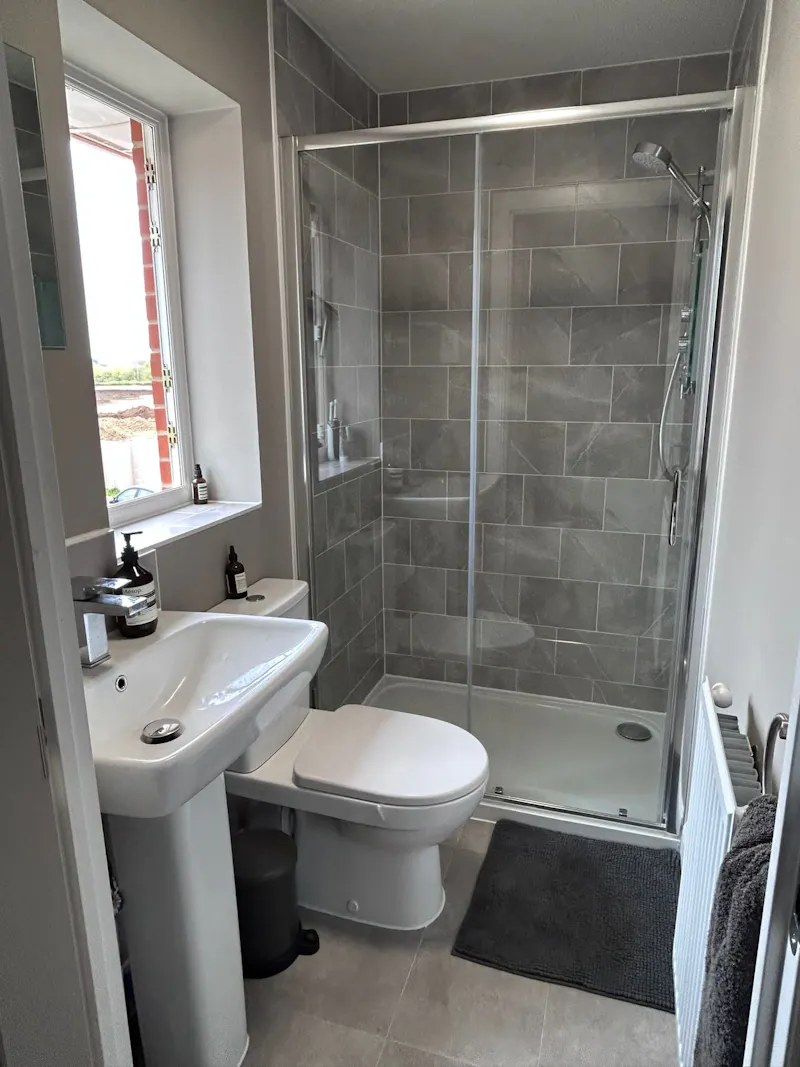 Bathroom at Harlow modern family home, D2725 (photo 16)