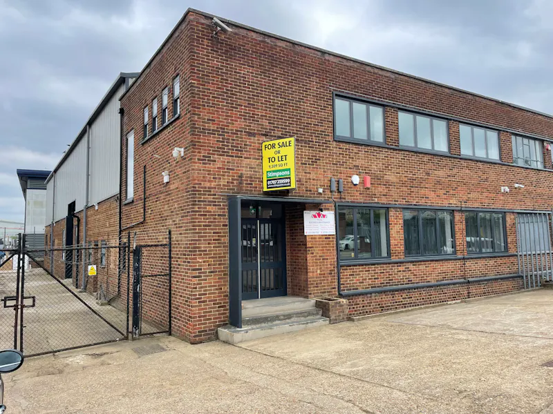 Vacant warehouse Borehamwood, N493 (photo 1)