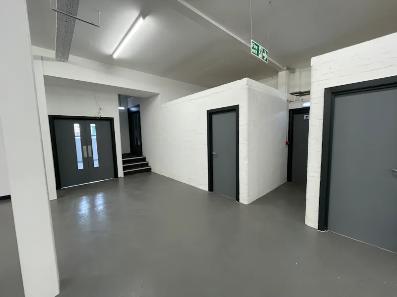 Entrance hall at Vacant warehouse Borehamwood, N493 (photo 2)
