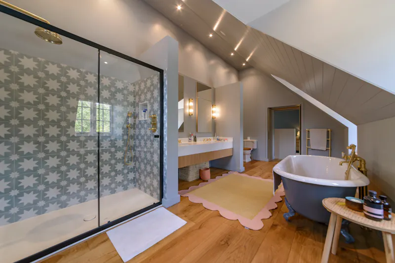 Bath - rolltop at Charming farmhouse Alresford, L755 (photo 10)