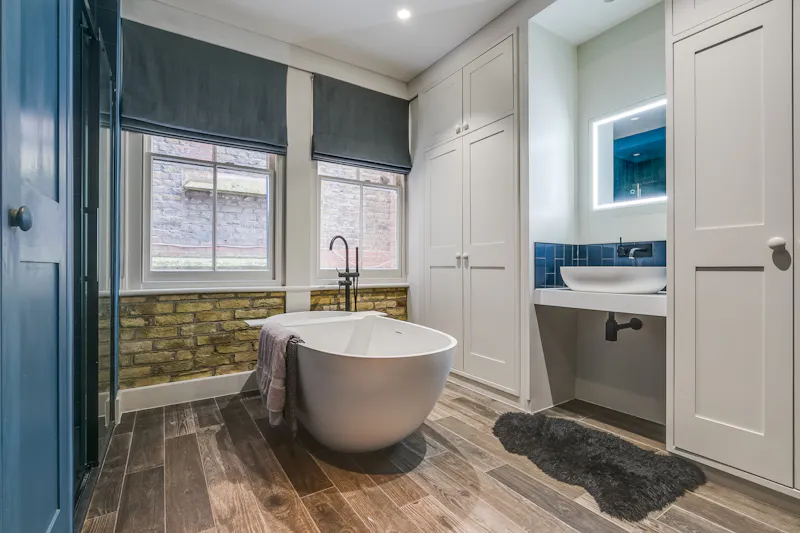 Exposed brick at Wandsworth pool house, B2024 (photo 29)