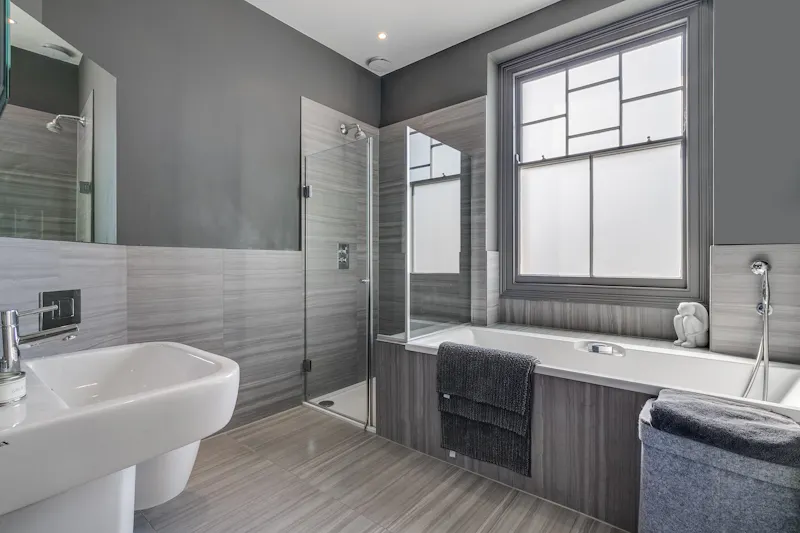 Bathroom at Wandsworth pool house, B2024 (photo 28)