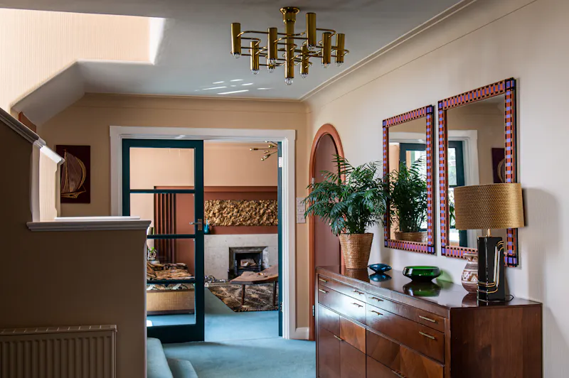 Entrance hall at Broadstairs Art Deco house, D2726 (photo 2)