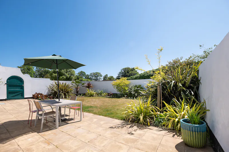 Terrace/Patio at Broadstairs Art Deco house, D2726 (photo 39)