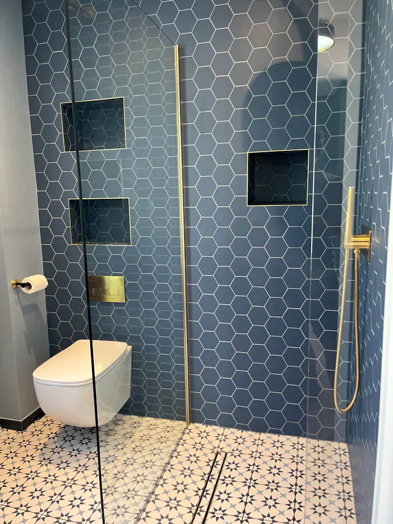 Shower at Light Eco Worplesdon Mansion, K488 (photo 26)