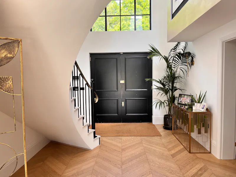 Entrance hall at Light Eco Worplesdon Mansion, K488 (photo 2)