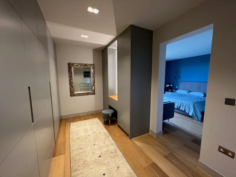 Dressing room at Modern Hampton River Home, K489 (photo 12)