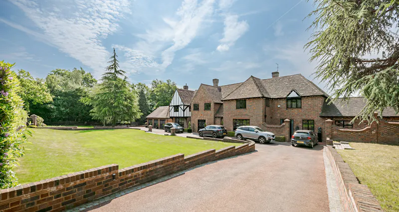 Driveway at Contemporary Croydon Manor  , D2728 (photo 53)