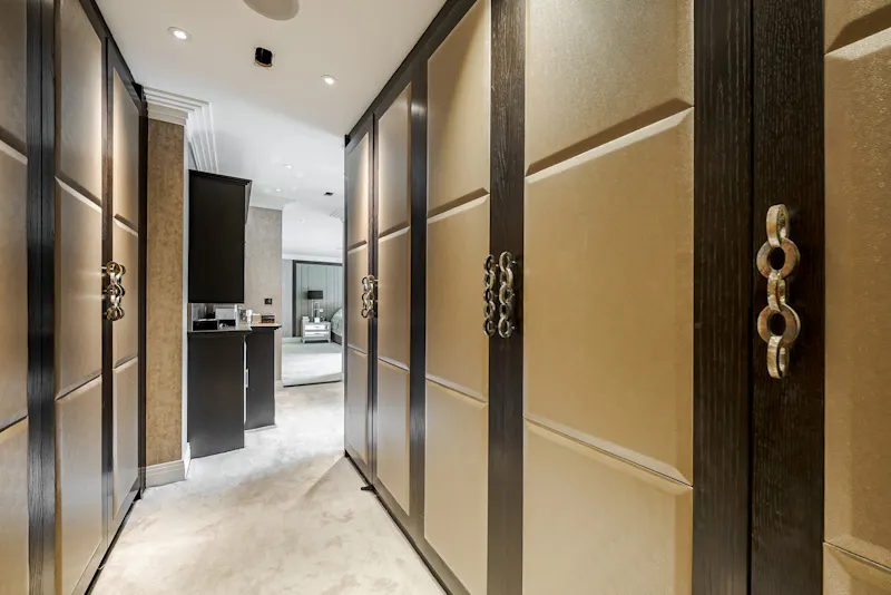 Dressing room at Contemporary Croydon Manor  , D2728 (photo 27)