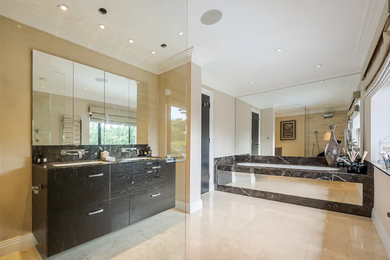 Bathroom at Contemporary Croydon Manor  , D2728 (photo 33)