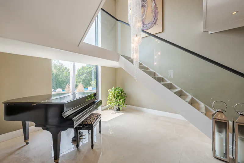 Piano at Contemporary Croydon Manor  , D2728 (photo 19)