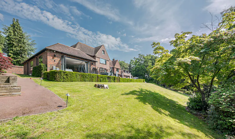 Garden at Contemporary Croydon Manor  , D2728 (photo 48)