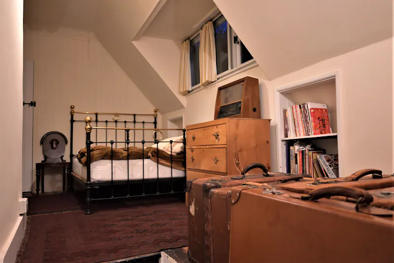 Bedroom at Jacobean house Cowley Peachey, H1023 (photo 13)