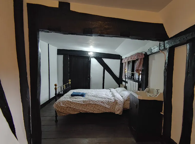 Bedroom at Jacobean house Cowley Peachey, H1023 (photo 14)