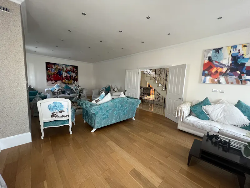 Chigwell white stucco home, D2727 (photo 3)