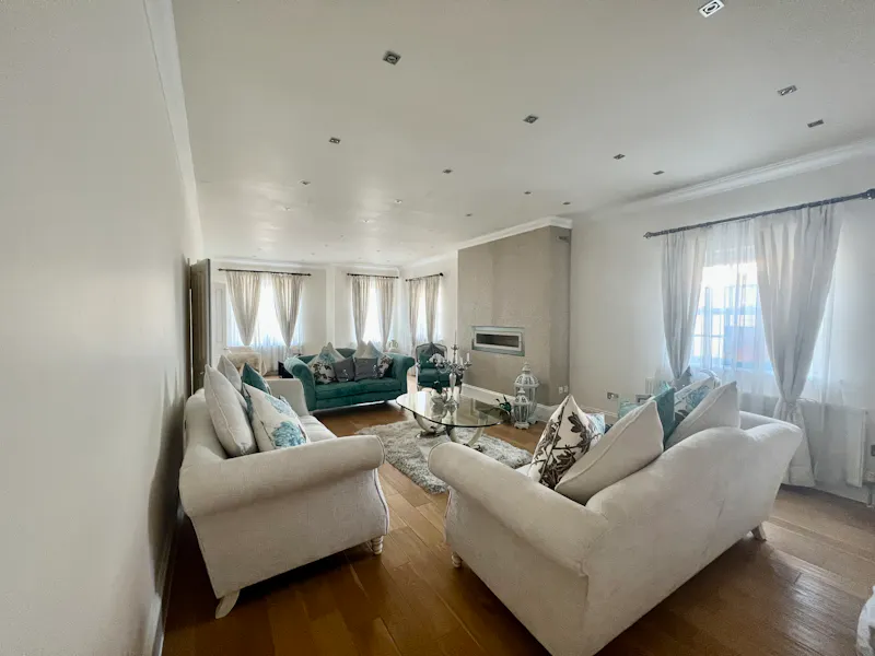 Chigwell white stucco home, D2727 (photo 4)