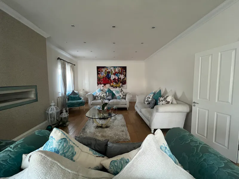 Chigwell white stucco home, D2727 (photo 7)