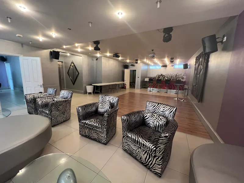 Chigwell white stucco home, D2727 (photo 21)