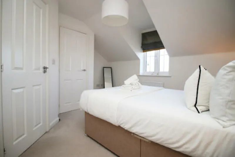 Bedroom at Modern luxe house in Slough, D2735 (photo 17)