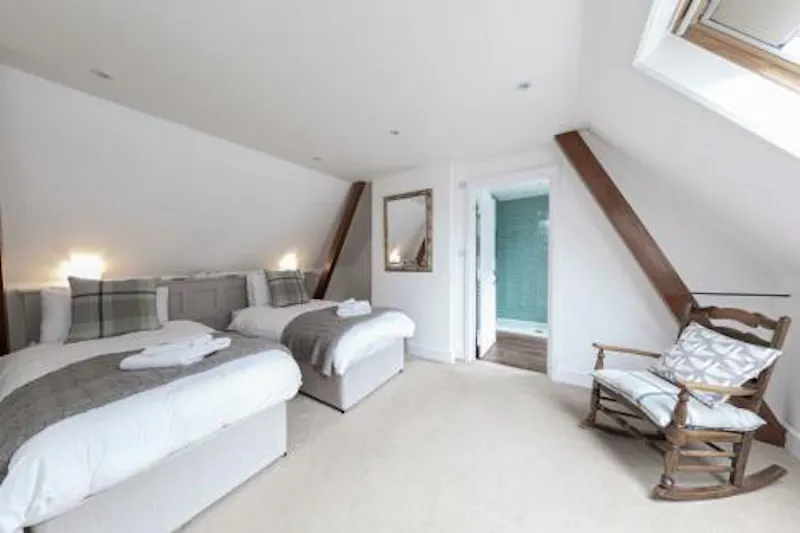 Bedroom at Modern luxe house in Slough, D2735 (photo 16)