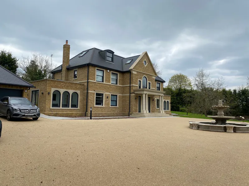 Driveway at Modern luxe house in Slough, D2735 (photo 20)