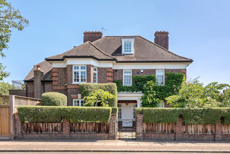 Large Period Putney House, E518 (photo 1)